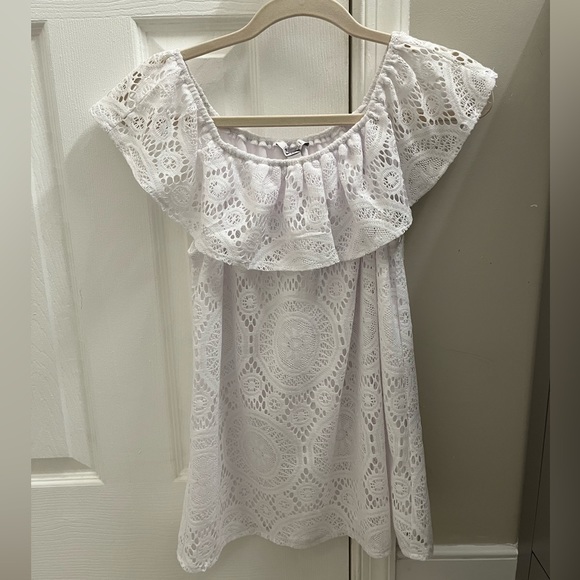 Roz & Ali Short Dress. White Flowy Lacey pattern. Beautiful design. Size Small. - Picture 2 of 6